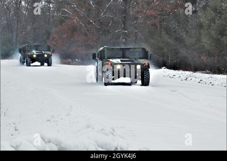 Soldaten in Fort McCoy, Wis., für die Ausbildung operieren Humvees auf einer schneebedeckten Straße auf einem Trainingsgebiet der North Post am 13. Januar 2020 bei der Installation. Tausende von Truppen haben im Januar 2020 auf dem Posten trainiert. Im Herzen des oberen Mittleren Westens gelegen, ist Fort McCoy die einzige US-Armee-Anlage in Wisconsin. Seit 1984 bietet die Installation Unterstützung und Einrichtungen für die Feld- und Klassenausbildung von mehr als 100,000 Militärs aller Dienste pro Jahr. Weitere Informationen zu Fort McCoy finden Sie online unter https://home.army.mil/mccoy, auf Facebook unter „ftmccoy“ und auf Twitter Stockfoto