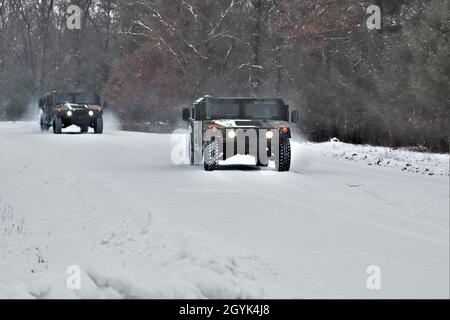 Soldaten in Fort McCoy, Wis., für die Ausbildung operieren Humvees auf einer schneebedeckten Straße auf einem Trainingsgebiet der North Post am 13. Januar 2020 bei der Installation. Tausende von Truppen haben im Januar 2020 auf dem Posten trainiert. Im Herzen des oberen Mittleren Westens gelegen, ist Fort McCoy die einzige US-Armee-Anlage in Wisconsin. Seit 1984 bietet die Installation Unterstützung und Einrichtungen für die Feld- und Klassenausbildung von mehr als 100,000 Militärs aller Dienste pro Jahr. Weitere Informationen zu Fort McCoy finden Sie online unter https://home.army.mil/mccoy, auf Facebook unter „ftmccoy“ und auf Twitter Stockfoto