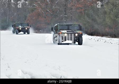 Soldaten in Fort McCoy, Wis., für die Ausbildung operieren Humvees auf einer schneebedeckten Straße auf einem Trainingsgebiet der North Post am 13. Januar 2020 bei der Installation. Tausende von Truppen haben im Januar 2020 auf dem Posten trainiert. Im Herzen des oberen Mittleren Westens gelegen, ist Fort McCoy die einzige US-Armee-Anlage in Wisconsin. Seit 1984 bietet die Installation Unterstützung und Einrichtungen für die Feld- und Klassenausbildung von mehr als 100,000 Militärs aller Dienste pro Jahr. Weitere Informationen zu Fort McCoy finden Sie online unter https://home.army.mil/mccoy, auf Facebook unter „ftmccoy“ und auf Twitter Stockfoto