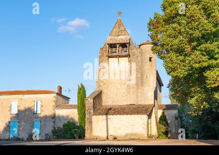 Die Dorfkirche Église Saint-Pierre de Gans war einst eine feudale Kapelle und Teil des Schlosses von Gans in der Nähe von Bazas, Nouvelle-Aquitaine, Frankreich, Stockfoto