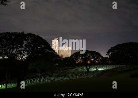 Lokale Arbeiter der American Battle Monuments Commission (ABC) enthüllen während einer Desinterment auf dem amerikanischen Friedhof und Memorial Manila in Manila, Philippinen, 13. Januar 2020 eine Schatulle. Im Rahmen der Bemühungen der DPAA, Personen zu identifizieren, die während des Zweiten Weltkriegs ums starben, arbeiteten Mitarbeiter des Verteidigungsverbündes/MIA Accounting Agency (DPAA) zusammen mit der ABMC an der Exhumierung der Überreste aus 15 Gräbern. Die Mission der DPAA ist es, ihren Familien und der Nation die bestmögliche Abrechnung unserer vermissten Mitarbeiter zu ermöglichen. (USA Navy Foto von Mass Communication Specialist 1st Class Claire Farin) Stockfoto