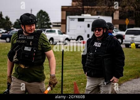 Die Indiana National Guard veranstaltete am 14. Januar 2020 die Operation Down und Dirty Trainingsübung im Stout Field. Hand in Hand mit mehreren Agenturen aus dem Zentrum von Indiana an der Übung zu arbeiten, war der Schlüssel zum Erfolg. Die Indianapolis Metropolitan Police Department, Indiana State Police, Wayne Township Fire/EMS, Indiana Department of Homeland Security, alle spielten eine entscheidende Rolle bei der Übung. (USA Foto der Air National Guard von Technical Sgt. L. Roland Sturm) Stockfoto