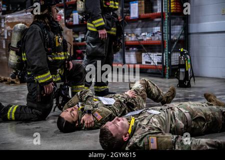 Die Indiana National Guard veranstaltete am 14. Januar 2020 die Operation Down und Dirty Trainingsübung im Stout Field. Hand in Hand mit mehreren Agenturen aus dem Zentrum von Indiana an der Übung zu arbeiten, war der Schlüssel zum Erfolg. Die Indianapolis Metropolitan Police Department, Indiana State Police, Wayne Township Fire/EMS, Indiana Department of Homeland Security, alle spielten eine entscheidende Rolle bei der Übung. (USA Foto der Air National Guard von Technical Sgt. L. Roland Sturm) Stockfoto