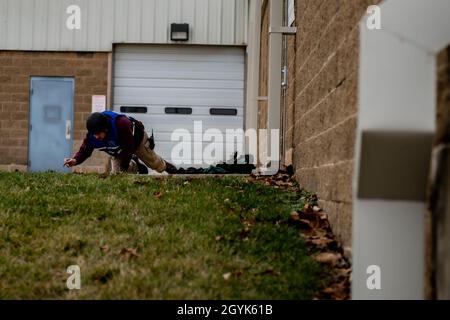 Die Indiana National Guard veranstaltete am 14. Januar 2020 die Operation Down und Dirty Trainingsübung im Stout Field. Hand in Hand mit mehreren Agenturen aus dem Zentrum von Indiana an der Übung zu arbeiten, war der Schlüssel zum Erfolg. Die Indianapolis Metropolitan Police Department, Indiana State Police, Wayne Township Fire/EMS, Indiana Department of Homeland Security, alle spielten eine entscheidende Rolle bei der Übung. (USA Foto der Air National Guard von Technical Sgt. L. Roland Sturm) Stockfoto