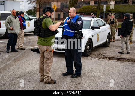 Die Indiana National Guard veranstaltete am 14. Januar 2020 die Operation Down und Dirty Trainingsübung im Stout Field. Hand in Hand mit mehreren Agenturen aus dem Zentrum von Indiana an der Übung zu arbeiten, war der Schlüssel zum Erfolg. Die Indianapolis Metropolitan Police Department, Indiana State Police, Wayne Township Fire/EMS, Indiana Department of Homeland Security, alle spielten eine entscheidende Rolle bei der Übung. (USA Foto der Air National Guard von Technical Sgt. L. Roland Sturm) Stockfoto