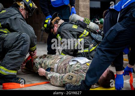 Die Indiana National Guard veranstaltete am 14. Januar 2020 die Operation Down und Dirty Trainingsübung im Stout Field. Hand in Hand mit mehreren Agenturen aus dem Zentrum von Indiana an der Übung zu arbeiten, war der Schlüssel zum Erfolg. Die Indianapolis Metropolitan Police Department, Indiana State Police, Wayne Township Fire/EMS, Indiana Department of Homeland Security, alle spielten eine entscheidende Rolle bei der Übung. (USA Foto der Air National Guard von Technical Sgt. L. Roland Sturm) Stockfoto