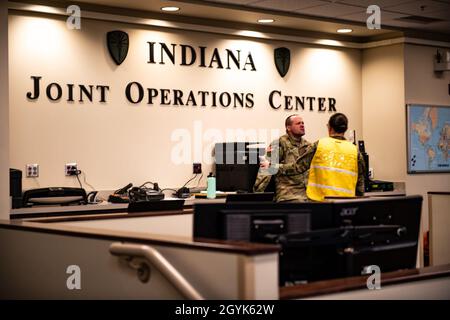 Die Indiana National Guard veranstaltete am 14. Januar 2020 die Operation Down und Dirty Trainingsübung im Stout Field. Hand in Hand mit mehreren Agenturen aus dem Zentrum von Indiana an der Übung zu arbeiten, war der Schlüssel zum Erfolg. Die Indianapolis Metropolitan Police Department, Indiana State Police, Wayne Township Fire/EMS, Indiana Department of Homeland Security, alle spielten eine entscheidende Rolle bei der Übung. (USA Foto der Air National Guard von Technical Sgt. L. Roland Sturm) Stockfoto