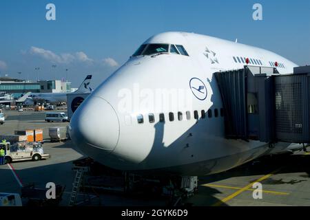 FRANKFURT, DEUTSCHLAND - 03. NOV 2017: Die Lufthansa Boeing 747-400 parkte am Gate des internationalen Flughafens Frankfurt, um Passagiere an Bord des zu lassen Stockfoto