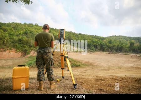 U.S. Marine Corps Lance CPL. Herbst Richard nutzt eine Trimble S6-Gesamtstation, um vertikale und horizontale Ausrichtungen auf der Royal Thai Marine Base Sattahip, Königreich Thailand, 11. Januar 2020 zu sammeln. US-Dienstmitglieder und Royal Thai Marines arbeiten während eines fachlichen Austauschs zwischen den USA und Thailand zusammen, um bewährte Praktiken auszutauschen, ihre Fähigkeit zur Zusammenarbeit zu verbessern und Freundschaften zu schließen. Richard, geboren in Philadelphia, Pennsylvania, ist leitender Vermesser bei der Zentrale und dem Service-Unternehmen, dem 9th Engineer Support Battalion, der 3rd Marine Logistic Group. (USA Marine Corps Foto von CPL. Ryan Harv Stockfoto