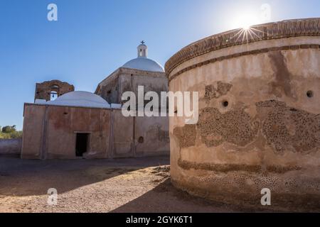 Die kreisförmige Leichenkeller-Kapelle wurde zur Durchführung von Trauerfeiern bei der Mission verwendet. Tumacacori National Historical Park Stockfoto