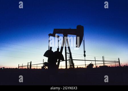 Ein Ölfeld-Pumpjack pumpt Rohöl aus einer Ölbohre im Permian Basin in West Texas. Stockfoto