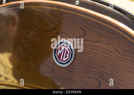 Das MG-Logo auf dem hölzernen Armaturenbrett eines restaurierten 1952 MG TD Midget Sportwagens in Utah. Stockfoto