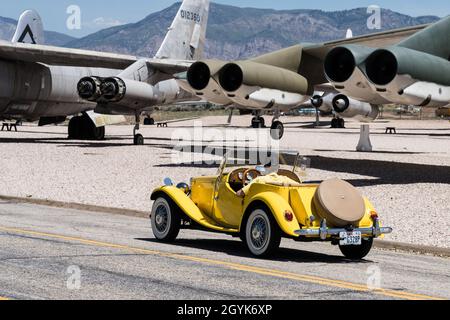 Ein restaurierter 1952 MG TD Midget Sportwagen, der an Flugzeugen vorbeifährt und im Hill Aerospace Museum in Utah ausgestellt wird. Stockfoto