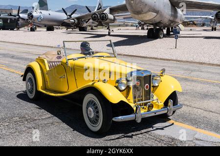 Ein restaurierter 1952 MG TD Midget Sportwagen, der an Flugzeugen vorbeifährt und im Hill Aerospace Museum in Utah ausgestellt wird. Stockfoto