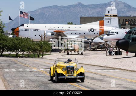 Ein restaurierter 1952 MG TD Midget Sportwagen, der an Flugzeugen vorbeifährt und im Hill Aerospace Museum in Utah ausgestellt wird. Stockfoto