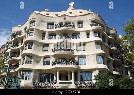 BARCELONA, SPANIEN - 30. AUG 2018: Casa Milla, Details der Fassade des Hauses des Architekten Antonio Gaudi an einem schönen Sommertag mit blauem Himmel und Stockfoto