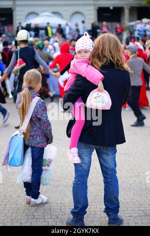 POZNAN, POLEN - 21. Sep 2013: Eine Mutter hält ihr Kind im Stadtzentrum. Stockfoto