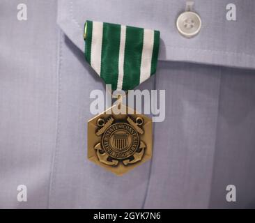 Eine Anerkennungsmedaille, die an den Kleinoffizier James Chandler der 3. Klasse, einem Luftfahrttechniker, an der Air Station Houston, am 15. Januar 2020, festgeklemmt ist. Die CoastGuard-Medaille wird an Einzelpersonen für nachhaltige Heldentaten oder verdienstvolle Dienste verliehen. (USA Foto der Küstenwache von Paige Hause der 3. Klasse) Stockfoto