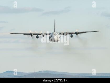 Eine C-130H Hercules auf der 103 Luftbrücke Flügel zugeordnet fliegt über Western Massachusetts, Jan. 15, 2020. Piloten aus der 103 flog eine Zwei-ship Formation und führte zum lastenabwurf mit schweren Paletten und Container Systeme, Ausbildung wichtige taktische Lufttransportkapazitäten. (U.S. Air National Guard Foto: Staff Sgt. Steven Tucker) Stockfoto