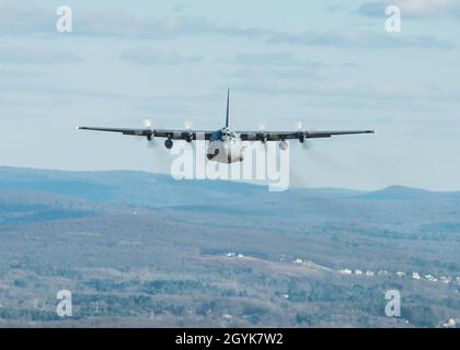 Eine C-130H Hercules auf der 103 Luftbrücke Flügel zugeordnet fliegt über Western Massachusetts, Jan. 15, 2020. Piloten aus der 103 flog eine Zwei-ship Formation und führte zum lastenabwurf mit schweren Paletten und Container Systeme, Ausbildung wichtige taktische Lufttransportkapazitäten. (U.S. Air National Guard Foto: Staff Sgt. Steven Tucker) Stockfoto