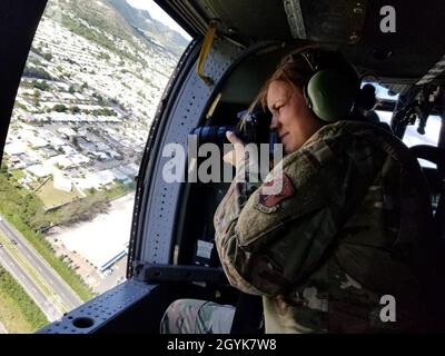 U.S. Air Force Master Sgt. Caycee Watson, der öffentliche Leiter des 156. Flügels der Puerto Rico Air National Guard, dokumentiert das Basislager „Zeltstädte“ von einer Puerto Rico Army National Guard UH-60 Black Hawk, 15. Januar 2020. Die Nationalgarde von Puerto Rico und die Reservate der Armee von Puerto Rico haben „Zeltstädte“ in den Gemeinden Yauco, Ponce, Peñuelas, Guanica und Guayanilla eingerichtet, die jeweils bis zu 1,500 vertriebenen Bewohnern mit Lebensmitteln, Duschen, Toiletten und Wäschemöglichkeiten Schutz bieten können. Nach den Erdbeben ließen sie ihre Häuser verlassen. (USA Air National Stockfoto