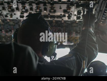 Technik. Sgt. Trenton Zanow, Flugingenieur der 118. Airlift Squadron, durchläuft Checklisten vor dem Flug im Cockpit eines C-130H Hercules, der dem 103. Luftlift-Flügel der Bradley Air National Guard Base, East Granby, Connecticut, zugewiesen wurde, 15. Januar 2020. Die Flugzeugbesatzungen flogen eine zwei-Schiffe-Formation und führten Luftabwürfe mit schweren Paletten und Containerlieferungssystemen durch, um die wichtigsten taktischen Luftlift-Fähigkeiten zu trainieren. (USA Foto der Air National Guard von Staff Sgt. Steven Tucker) Stockfoto