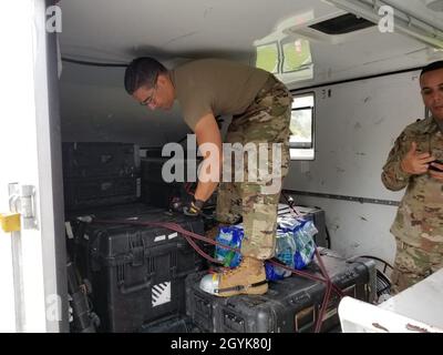 U.S. Air Force Master Sgt. Raul Iglesias, der Cyberspace-Pläne und Ressourcensuperintendent beim 156. Kommunikationsflug, Puerto Rico Air National Guard, Verpackt den Trailer zur Kommunikation des gemeinsamen Vorfallstandorts, um von der Feuerreaktion auf die Cayey-Vegetation in das Guanica-Basislager „Zeltstadt“ zu gelangen, um die Task Force South und die von den Erdbeben, die die Insel Anfang Januar 2020 erschütterten, betroffenen Vertriebenen zu unterstützen. Die Nationalgarde von Puerto Rico und die Militärreserven von Puerto Rico haben „Zeltstädte“ in den Gemeinden Yauco, Ponce, Peñuelas, Guanica und Gu eingerichtet Stockfoto