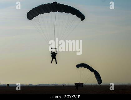 Ein US-Luftwaffe Flieger vom 57. Rescue Squadron Fallschirme in Richtung Flugplatz bei Aviano Air Base, Italien, Jan. 15, 2020. Pararescue Spezialisten sind ausgebildete Fallschirmspringer, Taucher und Kletterer, und sind auch arctic-ausgebildet, so dass Sie jede Umgebung zugreifen können, um ein Leben zu retten. (U.S. Air Force Foto von Flieger Thomas S. Keisler IV) Stockfoto