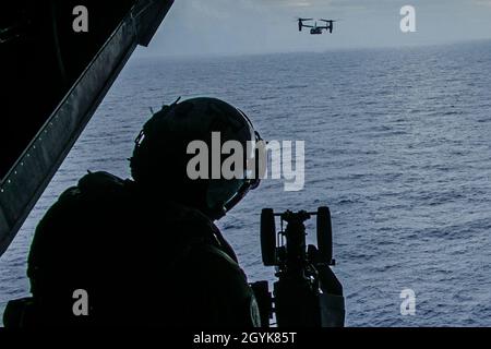 U.S. Marine Corps Sgt. Milton Grant, Crewchef, Marine Medium Tiltrotor Squadron 268, Marine Aircraft Group 24, beobachtet den Pazifischen Ozean in der Nähe der Insel Oahu während einer Tail Gunnery Übung am 15. Januar 2019. VMM-268 führte die Schweifgewehrübung durch, um die Waffenkompetenz zu erhalten und die Kampfletalität zu erhöhen. (USA Marine Corps Foto von Lance CPL. Jacob Wilson) Stockfoto