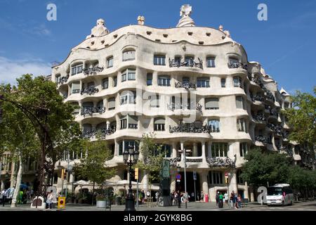 BARCELONA, SPANIEN - 30. AUG 2018: Casa Milla, Details der Fassade des Hauses des Architekten Antonio Gaudi an einem schönen Sommertag mit blauem Himmel und Stockfoto