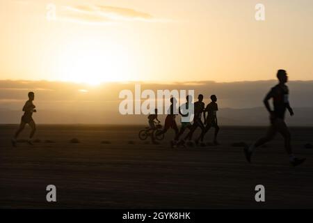 Die Teilnehmer des Grand Bara Race laufen auf dem 15k Trail, während die Sonne über der Grand Bara Wüste aufgeht, Dschibuti, 15. Januar 2020. Das jährliche Rennen findet normalerweise im November oder Dezember statt, wurde aber 2019 aufgrund von übermäßigem Regen verschoben. (USA Air Force Foto von Tech. Sgt. Ashley Nicole Taylor) Stockfoto