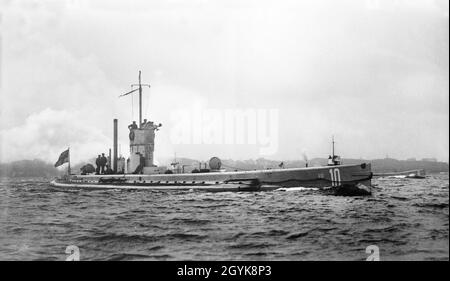 Ein Vintage-Foto aus dem Jahr 1911 von einem deutschen U-Boot oder U-Boot U-10, das auf der Oberfläche kreuzt. Sie wurde am 24. Januar 1911 gestartet und sank am 30. Juni 1916 im Finnischen Meerbusen, nachdem sie eine Mine angestoßen hatte Stockfoto