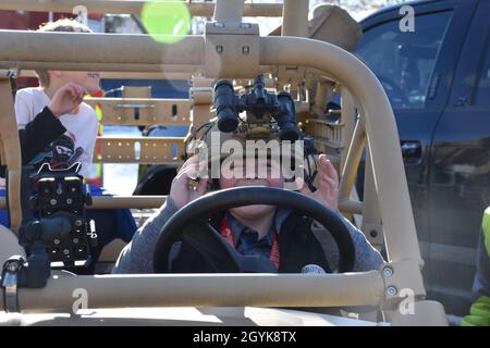 Ein Idahoan-Student sitzt in einem MRZR-Geländefahrzeug beim fünften jährlichen Idaho STEM Matters Day im State Capitol, 15. Januar. Das Fahrzeug war eines von mehreren Geräten, die von Mitgliedern der Idaho Military Division ausgestellt wurden, die das Ereignis unterstützten. Stockfoto