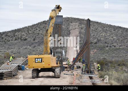 Die Bautrupps platzieren Stahlbollards beim Projekt Tucson 3 entlang der Grenzsperre in der Nähe von Douglas, Arizona, 15. Januar 2020. Das Projekt Tucson 3 umfasst etwa 32 km und ersetzt verfallene und veraltete Konstruktionen durch ein Stahlbollard-Barrieresystem. Das U.S. Army Corps of Engineers, South Pacific Border District, erbringt vertragliche Dienstleistungen, einschließlich Design- und Bauaufsicht, von Verteidigungsministerium finanzierte Projekte der Südwestgrenzbarrieren in Kalifornien, Arizona, New Mexico und Texas auf Anweisung der Verwaltung und auf Anfrage des Department of Homeland Stockfoto