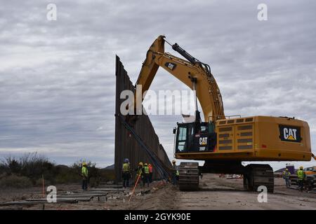 Die Bautrupps platzieren Stahlbollards beim Projekt Tucson 3 entlang der Grenzsperre in der Nähe von Douglas, Arizona, 15. Januar 2020. Das Projekt Tucson 3 umfasst etwa 32 km und ersetzt verfallene und veraltete Konstruktionen durch ein Stahlbollard-Barrieresystem. Das U.S. Army Corps of Engineers, South Pacific Border District, erbringt vertragliche Dienstleistungen, einschließlich Design- und Bauaufsicht, von Verteidigungsministerium finanzierte Projekte der Südwestgrenzbarrieren in Kalifornien, Arizona, New Mexico und Texas auf Anweisung der Verwaltung und auf Anfrage des Department of Homeland Stockfoto