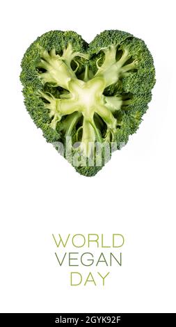 World Vegan Tag Poster Design mit herzförmigen Kopf von Farm frischen Brokkoli zeigt den Stamm isoliert auf weiß mit Text und Copy-Raum unten in verti Stockfoto