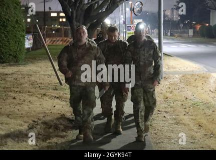 Ein Team von Fliegern beginnt am Abend des 15. Januar die erste Etappe eines 54-Meilen-marsches über Nacht im japanischen Lager Zama. Mehr als 120 Teilnehmer, aufgeteilt auf 10 Teams, absolvierten den marsch zu Ehren von Martin Luther King Jr., der 1965 zusammen mit Tausenden von Demonstranten die gleiche Strecke von Montgomery nach Selma, Alabama, zurücklegen konnte. Stockfoto