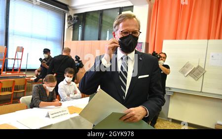 Brünn, Tschechische Republik. Okt. 2021. Der Vorsitzende der tschechischen politischen Partei ODS Petr Fiala der Koalition Spolu (zusammen) stimmt bei den Wahlen zur Abgeordnetenkammer des Parlaments der Tschechischen Republik am 8. Oktober 2021 in Brünn, Tschechien, ab. Quelle: Igor Zehl/CTK Photo/Alamy Live News Stockfoto