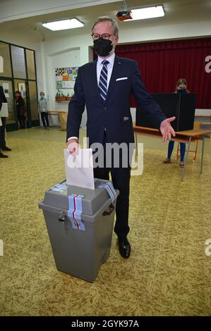 Brünn, Tschechische Republik. Okt. 2021. Der Vorsitzende der tschechischen politischen Partei ODS Petr Fiala der Koalition Spolu (zusammen) stimmt bei den Wahlen zur Abgeordnetenkammer des Parlaments der Tschechischen Republik am 8. Oktober 2021 in Brünn, Tschechien, ab. Quelle: Igor Zehl/CTK Photo/Alamy Live News Stockfoto