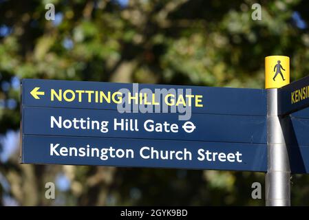 London, England, Großbritannien. Wegweiser in Kensington Gardens: Notting Hill Gate U-Bahn und Kensington Church Street Stockfoto