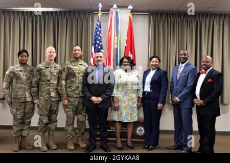Das Human Resources Command der US-Armee versammelte sich, um Absolventen des ersten zivilen Entwicklungsprogramms des Kommandos zu würdigen. Abgebildet (von links) sind die cmd des HRC. Sgt. Maj. Lynice Thorpe-Noel, HRC kommandierender General Maj. General Joseph R. Calloway und LT. Gen. Jason T. Evans, Army G9, Absolventinnen des Gemstone-Programms Eric Cogdell, Fereker Hampton, Lisa Roberson und Kevin Williams sowie Jamie K. Worthy, Programmmanager von Gemstone. Stockfoto