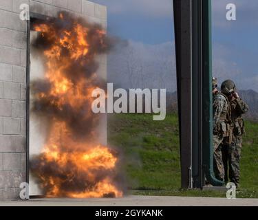 US-Marineinfanteristen zünden eine Ladung während eines Trainings zur Verletzung der städtischen Mobilität im Rahmen des Infanterie-Angriffskurses im Bereich 211A im Marine Corps Base Camp Pendleton, Kalifornien, 16. Januar 2020. Die Schüler lernten, verschiedene Arten von explosiven Durchbrechern in Verbindung mit mechanischen Durchbrechtechniken und militärischen Fähigkeiten im städtischen Gelände zu erstellen. Diese Klasse ist der letzte 0351 Infanterie-Angriffskurs, der in SOI-West durchgeführt wird. (USA Marine Corps Foto von Lance CPL. Angela Wilcox) Stockfoto