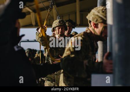 Fallschirmjäger der US-Armee, die der 173. Airborne Brigade zugeordnet sind, führen vor der PWAC-Prüfung (Praktische Arbeit im Flugzeug) auf dem Aviano Air Base, Italien, während ihrer Zeit in der Jumpmaster School, 16. Januar 2020, ein nachhaltiges Flugtraining durch. Jumpmasters sind die erfahrenen Fallschirmjäger in einer Flugeinheit, die die Armeetechniken zum Springen aus Flugzeugen trainieren und lehren. Sie sind verantwortlich für die Umwandlung von Soldaten, die die Army Airborne School betreten, in Fallschirmjäger und die Verwaltung von Luftsprungoperationen in Luftlandeinheiten in allen Dienststellen. (USA Armee-Foto von SPC. Ryan Lucas) Stockfoto