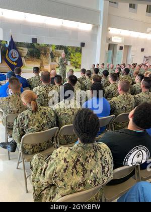 MARINEKRANKENHAUS GUAM, Guam (16. Januar 2020) der US-Navy-Chirurg General Rear ADM Bruce Gillingham spricht mit Matrosen über die Projektion medizinischer Macht bei einem Admiral’s Call im Naval Hospital Guam Atrium am 16. Januar 2020. Der hintere ADM Gillingham und der Force Master Chief Smith besuchen die medizinischen Einheiten der Marine im Pazifik, um über die Sicherstellung der Bereitschaft zu sprechen, indem sie gut ausgebildete Menschen zur Verfügung stellen, in geschlossenen Teams auf optimierten Plattformen arbeiten und eine Hochgeschwindigkeitsleistung demonstrieren, um medizinische Macht zur Unterstützung der maritimen Überlegenheit zu projizieren. US Navy Foto von CDR Denver Applehans / relea Stockfoto