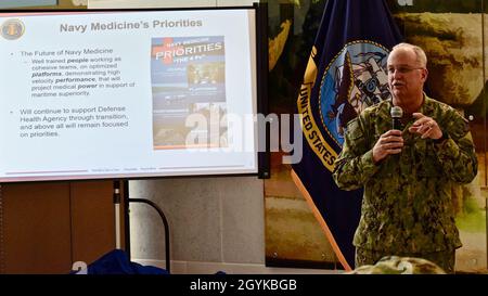 MARINEKRANKENHAUS GUAM, Guam (16. Januar 2020) der US-Navy-Chirurg General Rear ADM Bruce Gillingham spricht mit Matrosen über die Projektion medizinischer Macht bei einem Admiral’s Call im Naval Hospital Guam Atrium am 16. Januar 2020. Der hintere ADM Gillingham und der Force Master Chief Smith besuchen die medizinischen Einheiten der Marine im Pazifik, um über die Sicherstellung der Bereitschaft zu sprechen, indem sie gut ausgebildete Menschen zur Verfügung stellen, in geschlossenen Teams auf optimierten Plattformen arbeiten und eine Hochgeschwindigkeitsleistung demonstrieren, um medizinische Macht zur Unterstützung der maritimen Überlegenheit zu projizieren. US Navy Foto von CDR Denver Applehans / relea Stockfoto