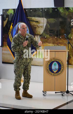 MARINEKRANKENHAUS GUAM, Guam (16. Januar 2020) der US-Navy-Chirurg General Rear ADM Bruce Gillingham spricht mit Matrosen über die Projektion medizinischer Macht bei einem Admiral’s Call im Naval Hospital Guam Atrium am 16. Januar 2020. Der hintere ADM Gillingham und der Force Master Chief Smith besuchen die medizinischen Einheiten der Marine im Pazifik, um über die Sicherstellung der Bereitschaft zu sprechen, indem sie gut ausgebildete Menschen zur Verfügung stellen, in geschlossenen Teams auf optimierten Plattformen arbeiten und eine Hochgeschwindigkeitsleistung demonstrieren, um medizinische Macht zur Unterstützung der maritimen Überlegenheit zu projizieren. US Navy Foto von CDR Denver Applehans / relea Stockfoto