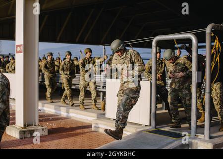 Fallschirmjäger der US-Armee, die der 173. Airborne Brigade zugewiesen sind, führen vor der PWAC-Prüfung (Practical Work Inside the Aircraft) im Aviano Air Base, Italien, einen Massenausstieg durch, während sie am 16. Januar 2020 in der Jumpmaster School waren. Jumpmasters sind die erfahrenen Fallschirmjäger in einer Flugeinheit, die die Armeetechniken zum Springen aus Flugzeugen trainieren und lehren. Sie sind verantwortlich für die Umwandlung von Soldaten, die die Army Airborne School betreten, in Fallschirmjäger und die Verwaltung von Luftsprungoperationen in Luftlandeinheiten in allen Dienststellen. (USA Armee-Foto von SPC. Ryan Lucas Stockfoto