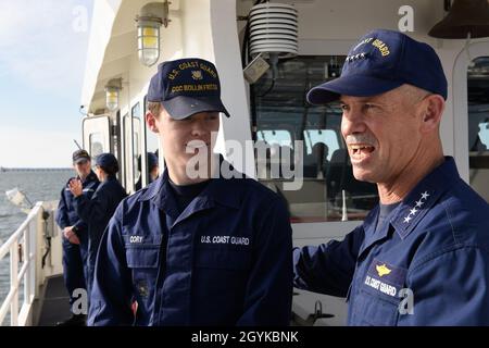 Adm. Charles Ray, Vizekommandant der US-Küstenwache, spricht mit Seaman William Cory, einem Besatzungsmitglieder an Bord von Cutter Rollin' Fritch der Küstenwache, während eines Delegationsbesuchs des Kongresses in Norfolk, Virginia, am 16. Januar 2020. Coast Guard Cutter Rollin Fritch ist ein Fast Response Cutter, der derzeit in Cape May, New Jersey, zuhause ist. (USA Foto der Küstenwache von Shannon Kearney, dem Kleinoffizier der 3. Klasse) Stockfoto