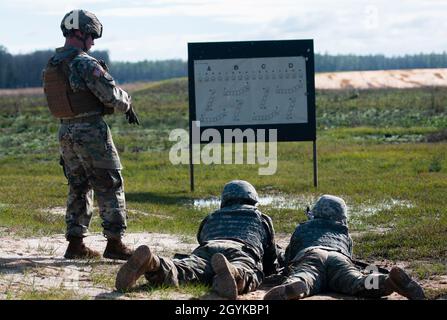 Georgia Army National Guardsman, Staff Sgt. Gary Stanley, Ausbilder bei der Georgia Combat Leaders Academy in Fort Stewart, gibt einer Waffenteam während des Advanced Machine Gun Leaders Course in Fort Stewart, Georgia, am 16. Januar 2020 zusätzliche Anweisungen. Der GAV bietet zahlreiche Trainingsveranstaltungen in den Bereichen Waffen, Führung und körperliche Fitness für alle Komponenten der Nationalgarde der Georgia Army an. Foto der Nationalgarde der US-Armee von Sgt. First Class R.J. Lannom Junior Stockfoto