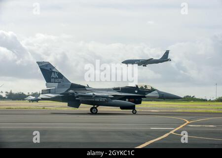 Eine F-16 Fighting Falcon, von der 18. Aggressor Squadron, taxis die Fluglinie 17. Januar 2020, auf der Joint Base Pearl Harbor-Hickam, Hawaii, während der Übung Sentry Aloha 20-1. Die Falcon und andere Kampfflugzeuge erhielten von KC-135 Stratotankern, vom 125. Luftbetankungsflügel, während einer Reihe von unähnlichen Luftkampftrainingsmissionen in der Luft Auftanken. Sentry Aloha ist eine von der Nationalgarde geleitete Übung der Hawaii Air National Guard, die den Teilnehmern einen vielseitigen, gemeinsamen Veranstaltungsort mit unterstützender Infrastruktur und Personal bietet. (USA Foto der Air National Guard von Senior Airman John Linzmeier) Stockfoto